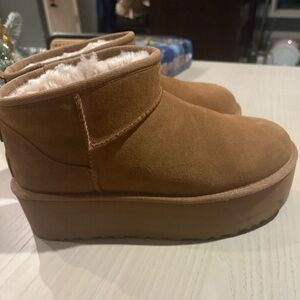 UGG Women's Classic Ultra Mini Platform Chestnut size 9 worn twice